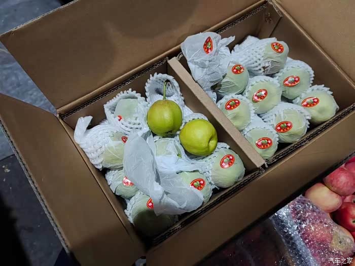 朋友拿来了一箱梨子