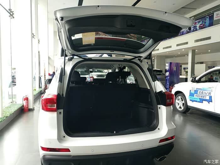 哈弗m6既能坐又能装,808l的后备箱空间可以轻松装下全家出游的行李.