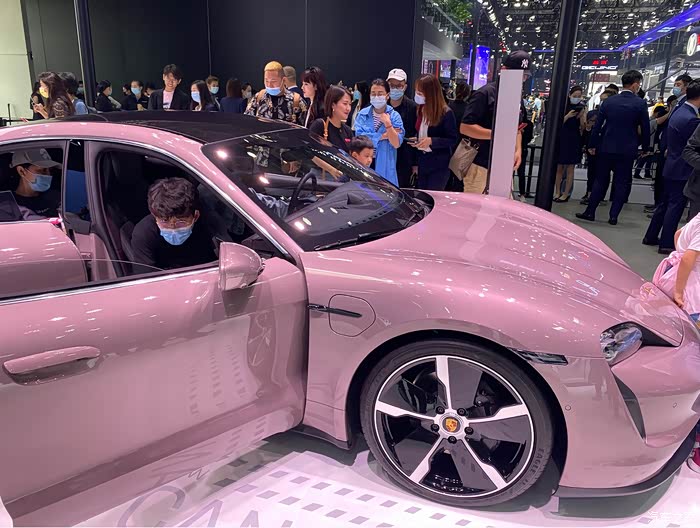 车展上热度五颗星的保时捷taycan,这个樱花粉太骚气了,给老婆买一辆