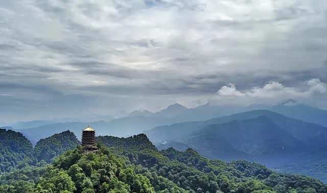 青城山主要分为前山和后山,进入前山,仙风道骨气息扑面而来