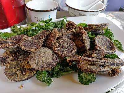 以束河吃的菜为本篇的结语.纳西民族特色菜.炸血肠.