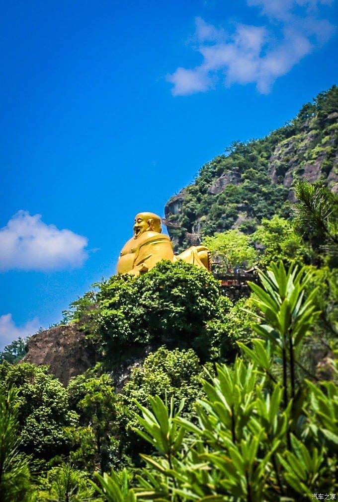 一會兒,轉個彎,便能看到巨的雙面金色佛佇立於山間,雄偉壯觀,佛光普照