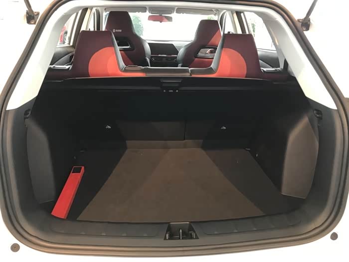 后备箱肚子很大哟,出去自驾游,什么都可以装