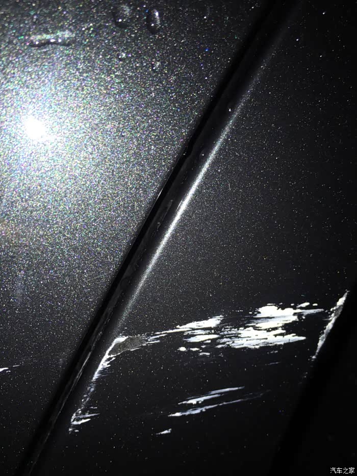 车漆刮蹭人家车漆粘在我上面看图求解