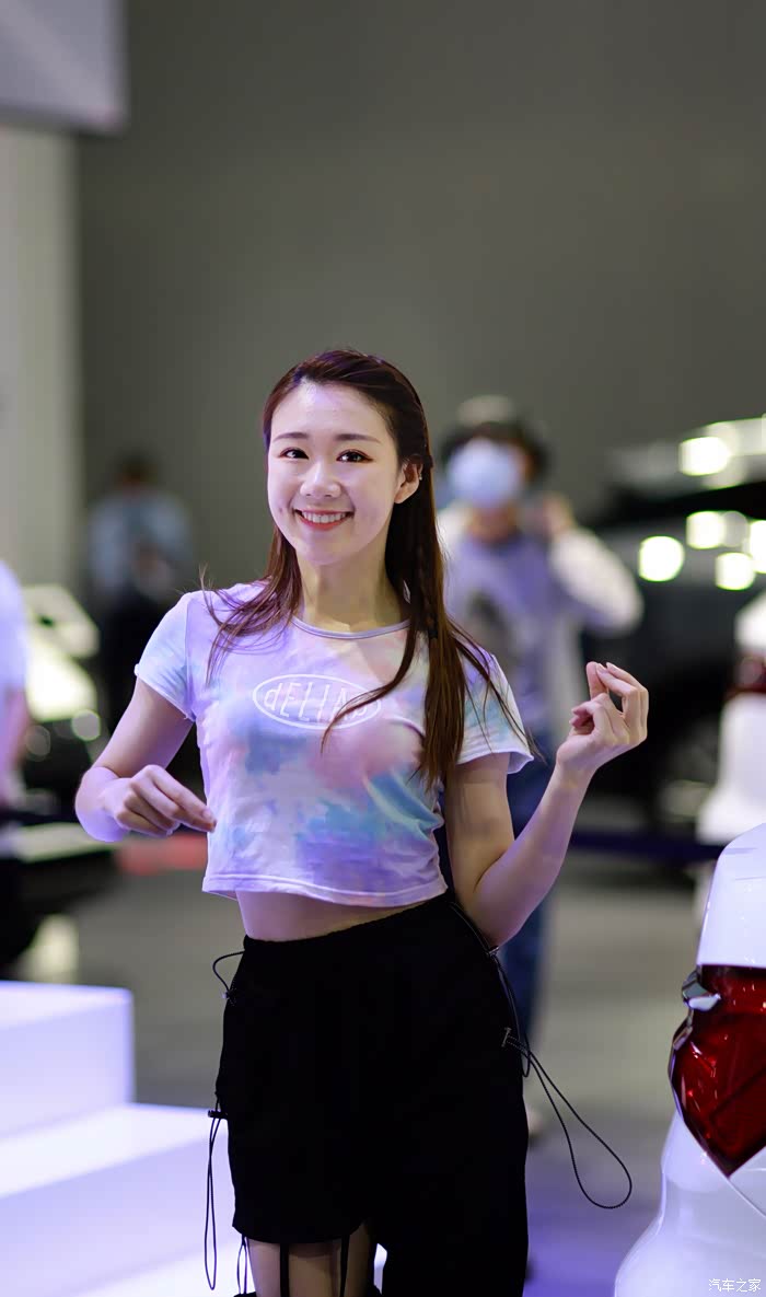 犹抱琵琶半遮面,深圳车展上戴上口罩的美女更美