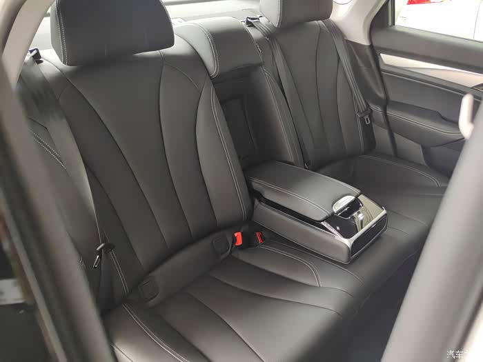 陪战友来看博瑞ge,很好的一款车!