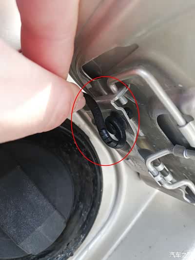 一年半宝来油箱盖拉线老化,龟裂接近断裂——一汽大众还我血汗钱