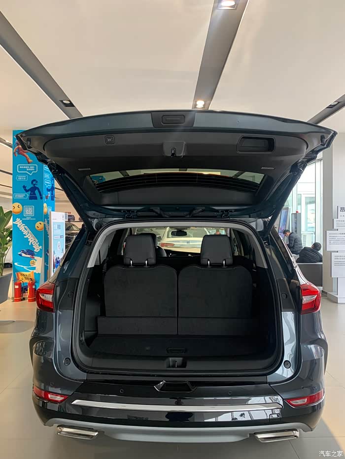 大开启的后备箱,大件都不在话下,轻松驾驭.