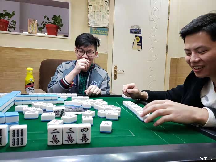据说他们是唐人街麻将王,我今天来挑战一下,我们打麻将就是单纯的打