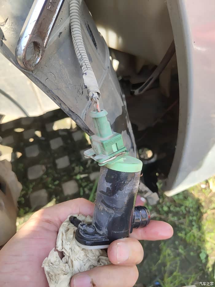 更换雨刮器水泵