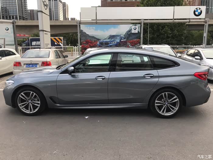 我的是石青色,行为后保险杠和车身同色,而且能改色只要是灰色的任何膜