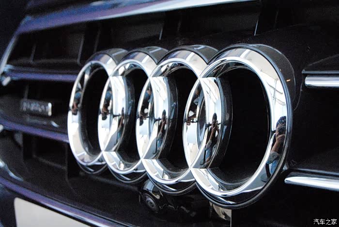 奥迪的车标也是非常的给力还有这反光镜
