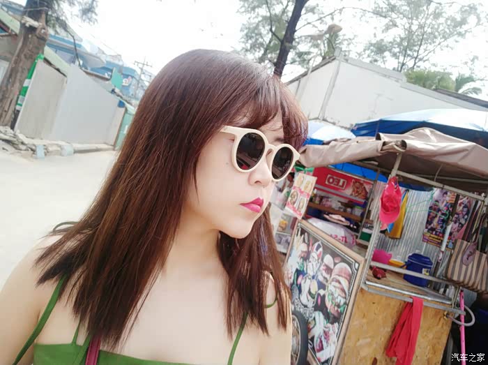 看到这个眼睛,我就想到吃鸡里面 爆炸头黑人,带这这个墨镜.