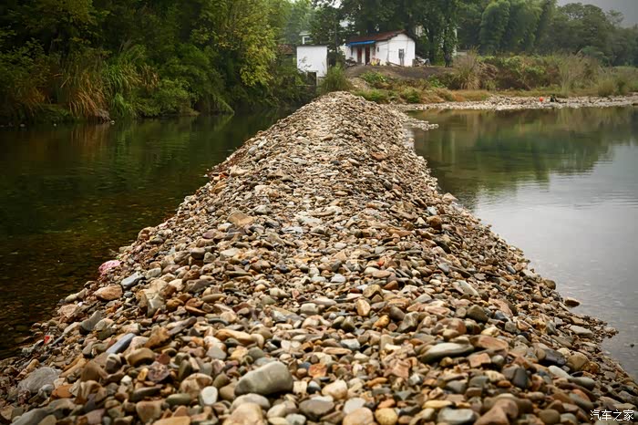 屋后河滩上清澈见底的湖水 蜿蜒的砂石路