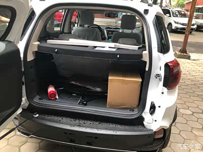 后备箱没有想象中的那么大,还是还算够用,而且侧开门的后备箱还是挺