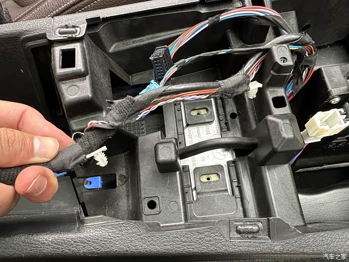 停车时应施加驻车制动,宝马x1更换挂档弹簧