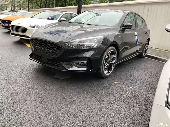 难道没人提黑色福克斯st line两厢吗