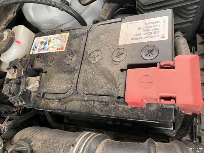 这就是传说中的丰田品控八代凯美瑞一年多的车电瓶有液体溢出