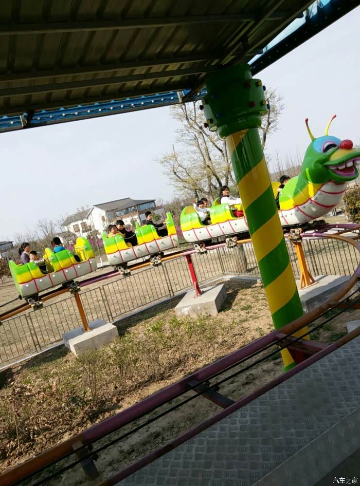 游记潘安湖湖边公园儿童的游乐场