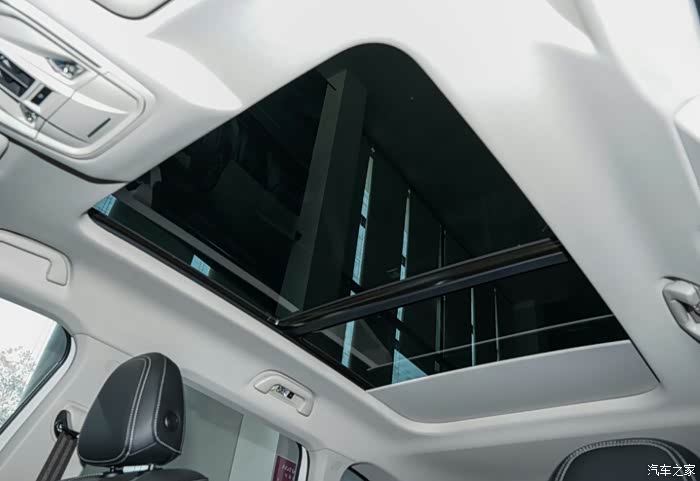 哈弗h6的天窗巨大,整体视线还是比较好的,性价比高的一款车
