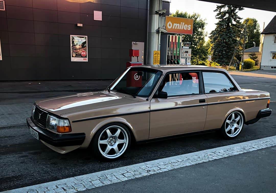 沃尔沃242,一板一眼的北欧风