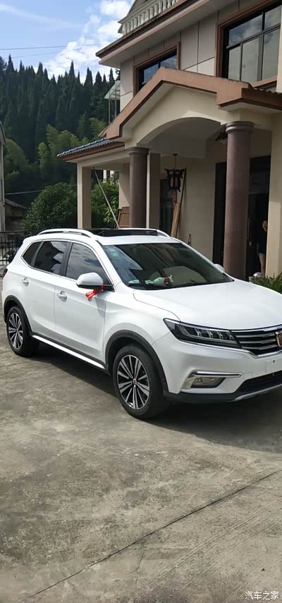 开启白色自动荣威rx5车!