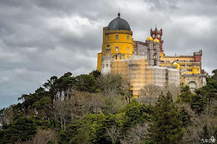 坐落在高山之巅的佩纳宫(palacio da pena)