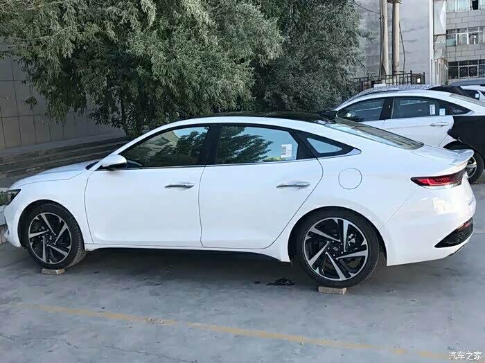 求菲斯塔45度白色车子照片感谢