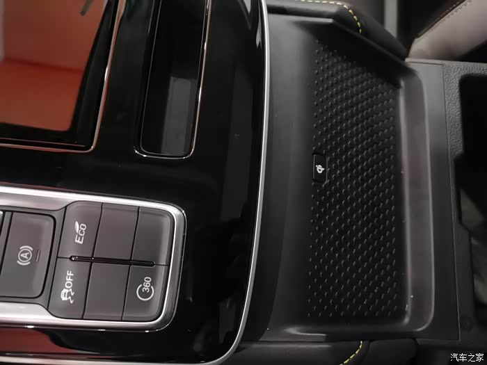 这个地方是放手机的.它的功能是无线充电.说实话功能实在是太到位了.