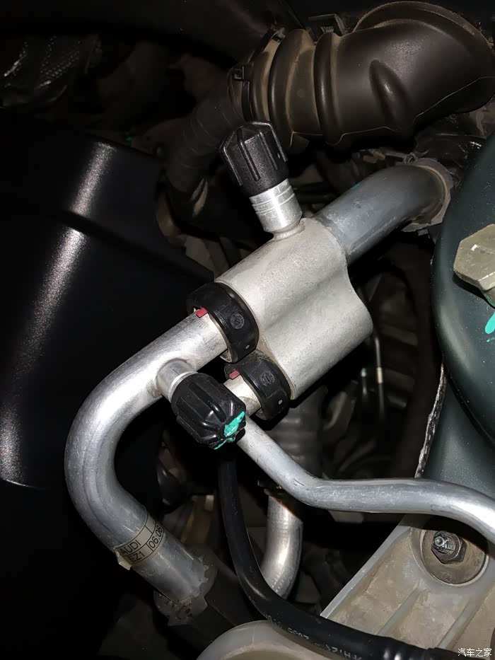 哪个是空调低压管接口(添加制冷剂)?_奥迪a4l论坛_汽车之家论坛