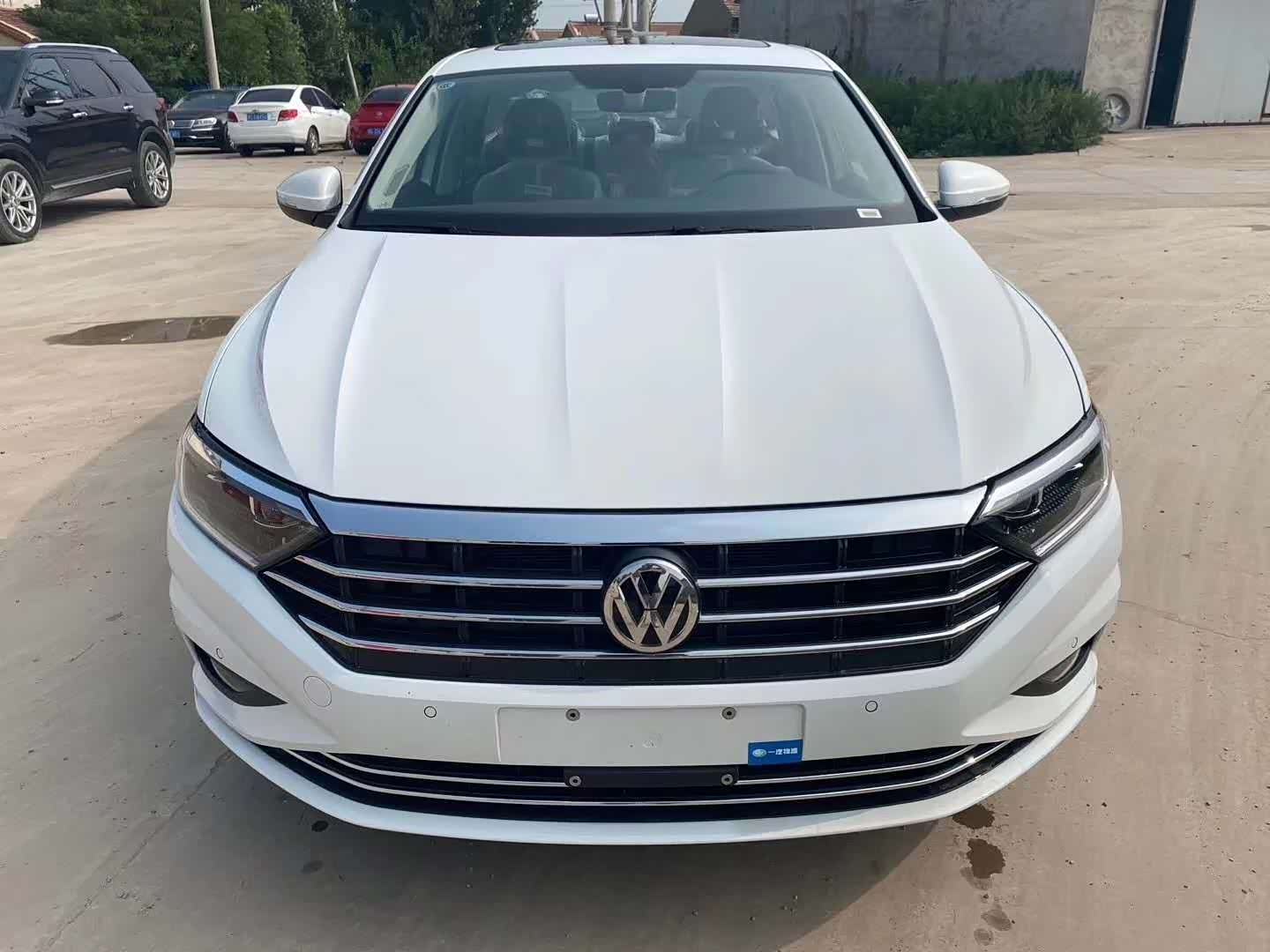 大众速腾白色是不是很中规中矩啊识别度挺高的前脸