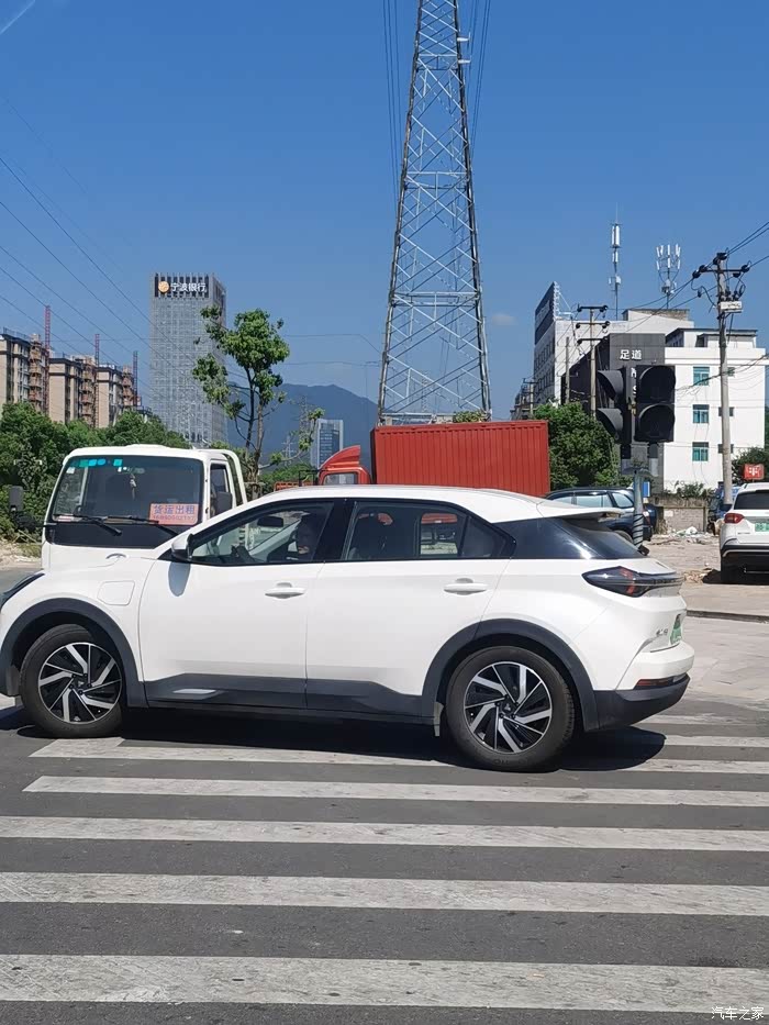 街头偶遇一台白色的哪吒u!