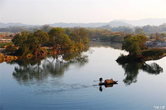 两叶小舟,远远错落徽派民居互相辉映,形成幅绝美画面.