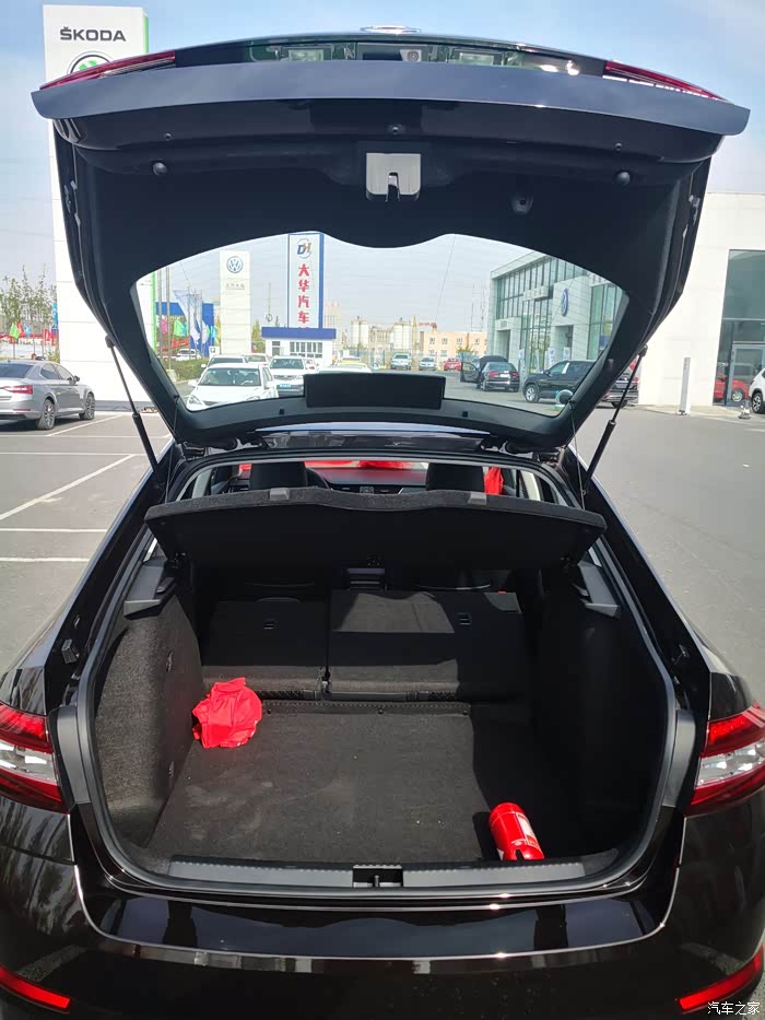 明锐后备箱掀背,后排遮物板可以拿掉,某宝掏个后备箱储物箱,后排座椅