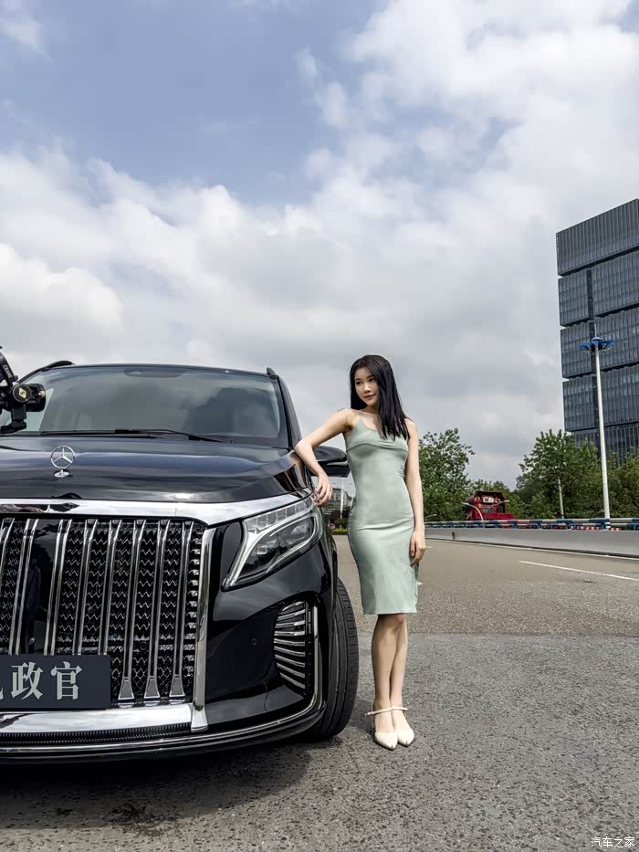美女邮集性感辣妹就爱奔驰v260