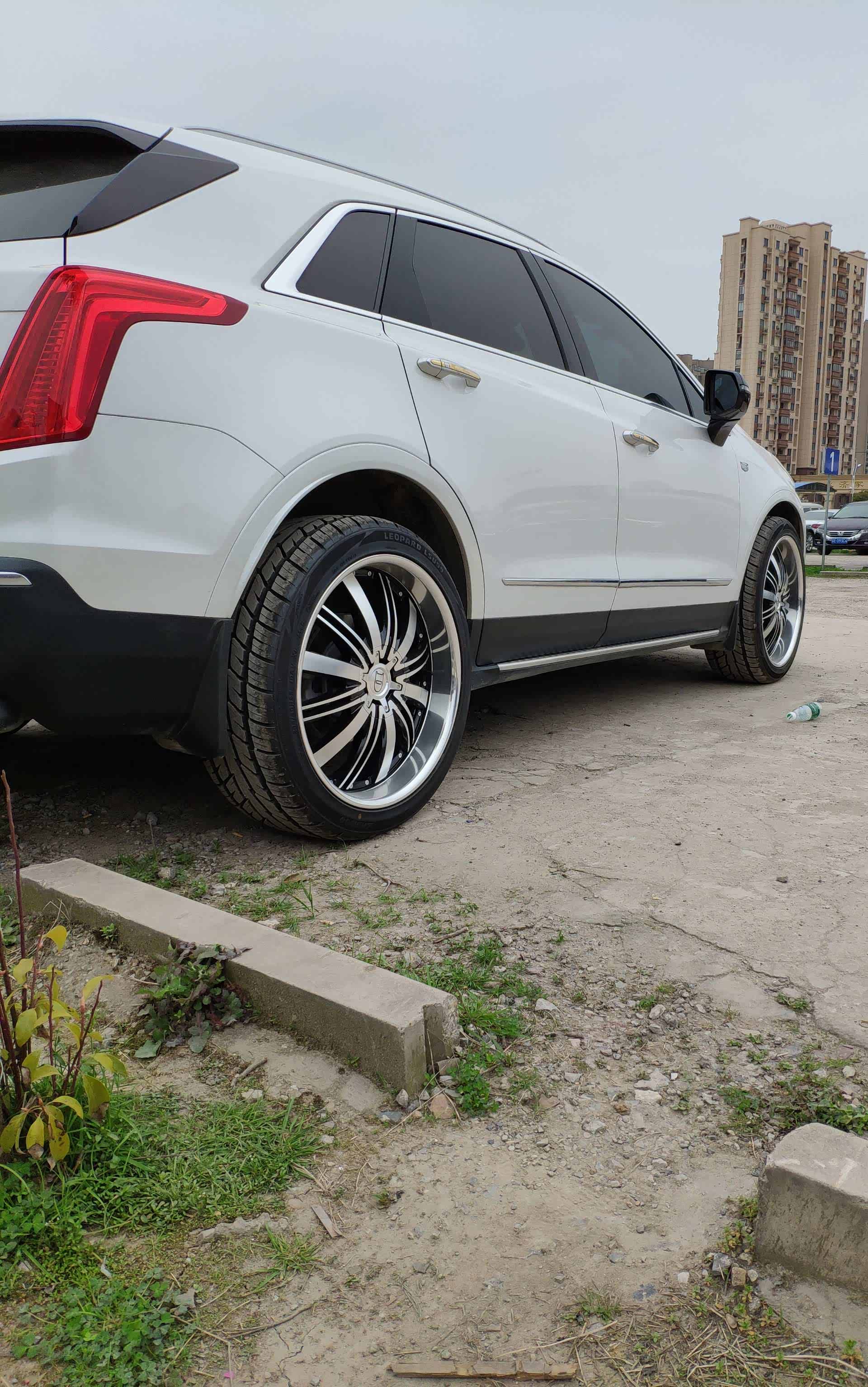 【图】关于xt5换20寸轮毂的事情_凯迪拉克xt5论坛_汽车之家论坛