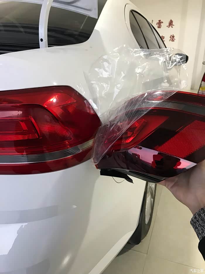 15款朗逸手风更换高配运动版led熏黑尾灯