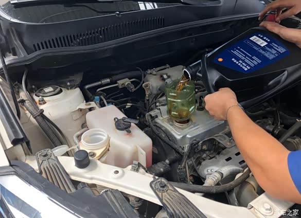 4升机油全部倒入