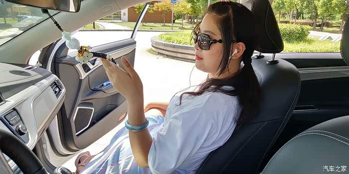 副驾空间大,她在里面翘二郎腿都可以.