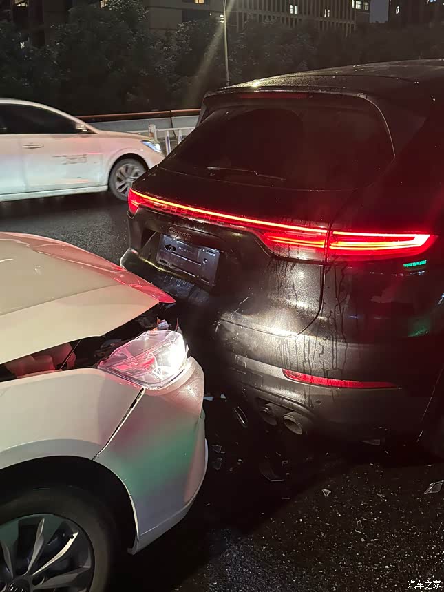 新车卡宴刚提一周未上牌就被网约车追尾