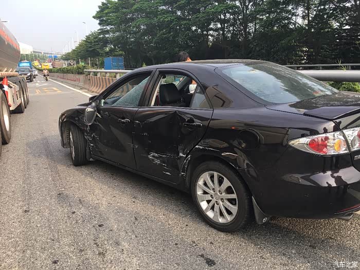 马自达6方向突然失控往左卡死导致撞车