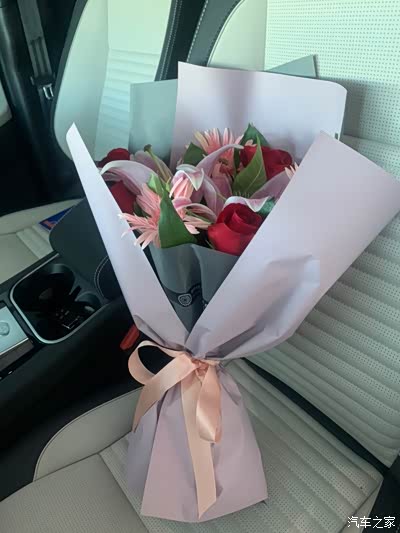 感觉真的是挺尴尬的…… 提车当天鲜花一束
