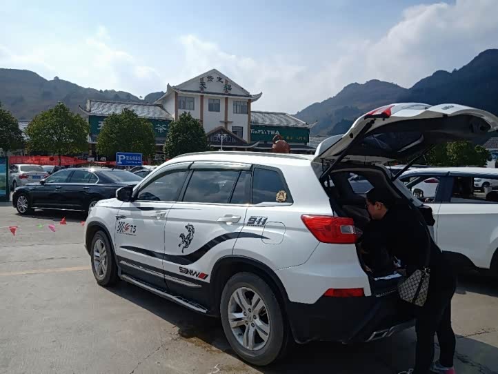 经过了一个多小时的路程,到了第一个休息服务区,贵定天福服务区.