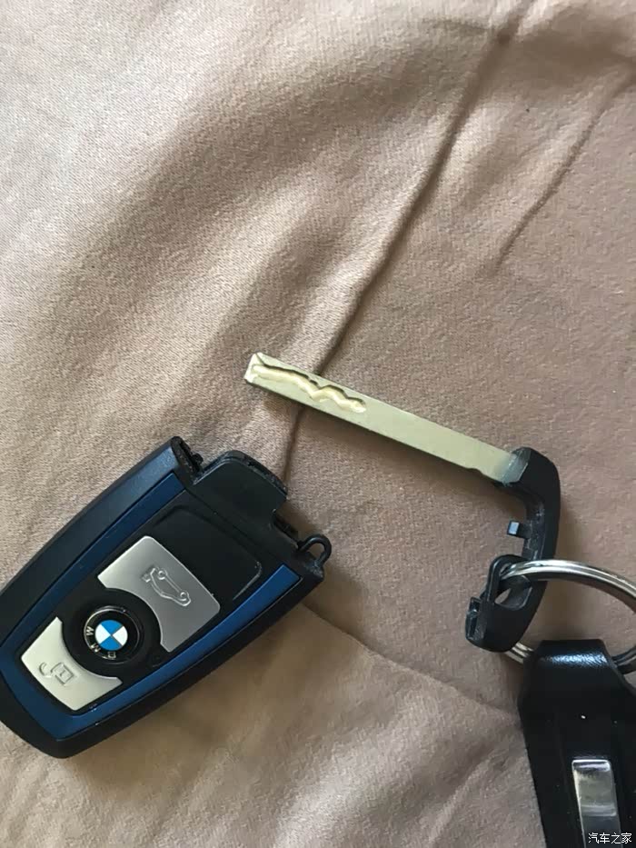 宝马3系新车配机械钥匙吗?