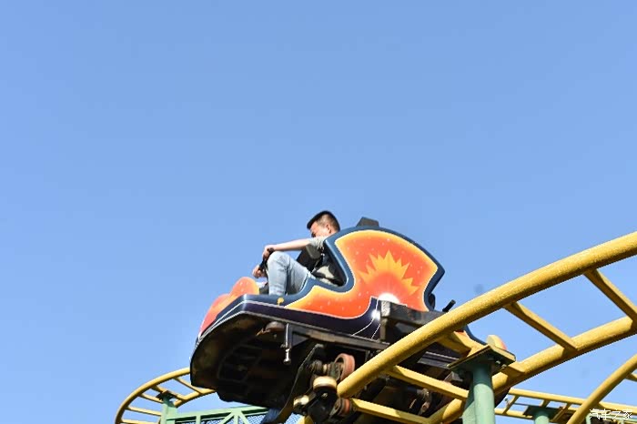 爱车作业大征集走进游乐场体验自旋滑车的刺激感