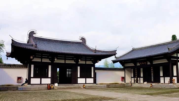 从远处观看梓路寺新建成的建筑,不同于中国其他的寺庙