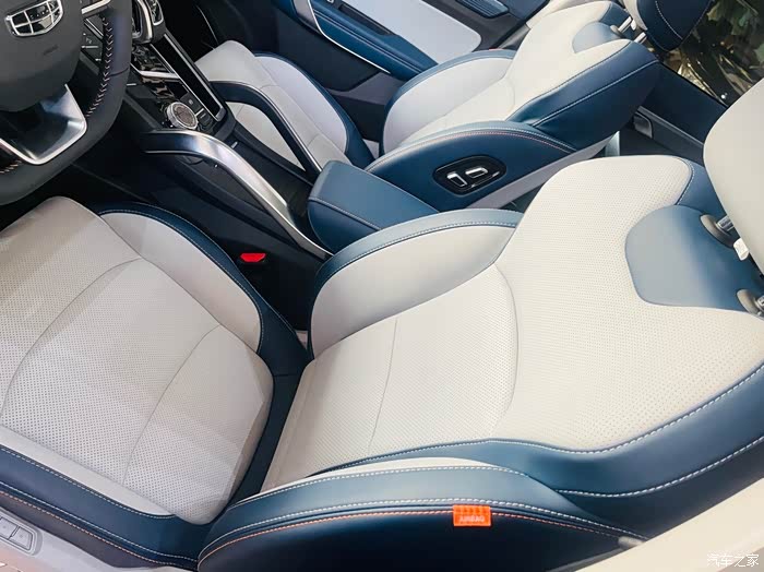 座椅舒适柔软,颜色搭配也很好看