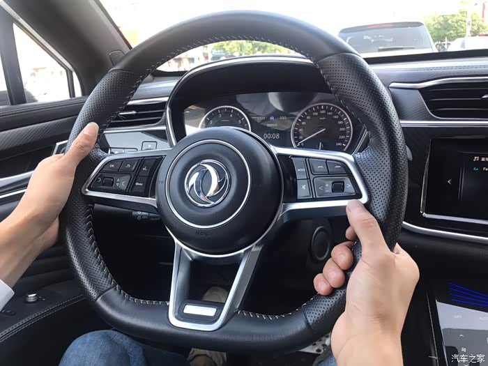 d字型方向盘,怎么样,这张照片握着方向盘不看标志是不是感觉在开跑车?