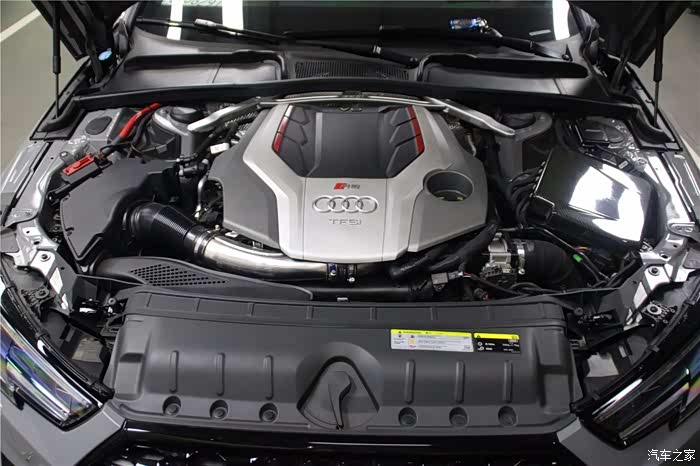 打开引擎盖,除034标志,看上去就是原厂一样,十分调,但又能加强发动机