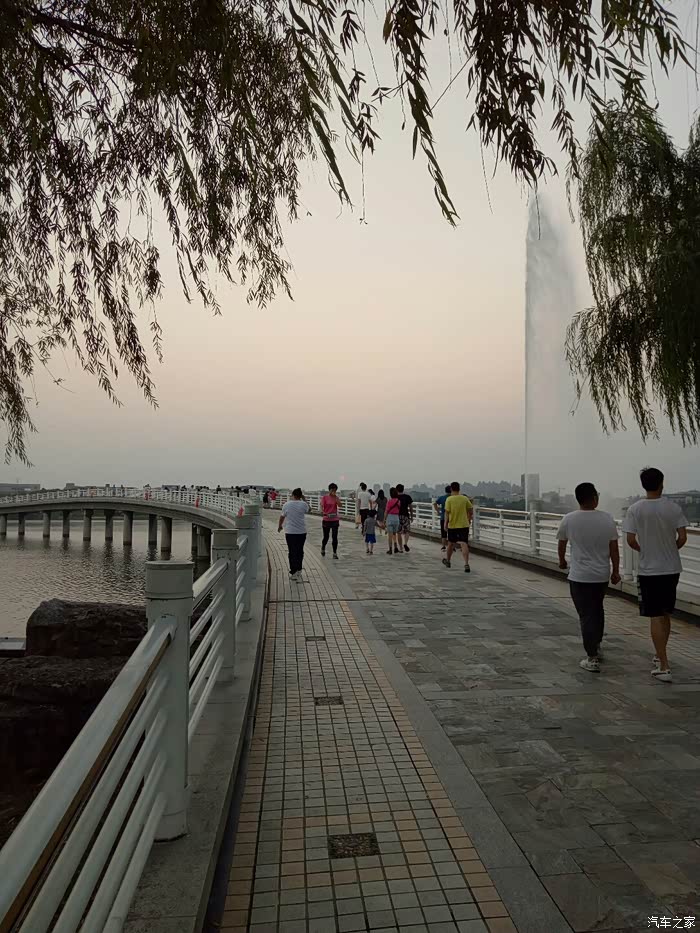 夕阳西下,喷泉与湖水,游人与大桥,交相辉映!
